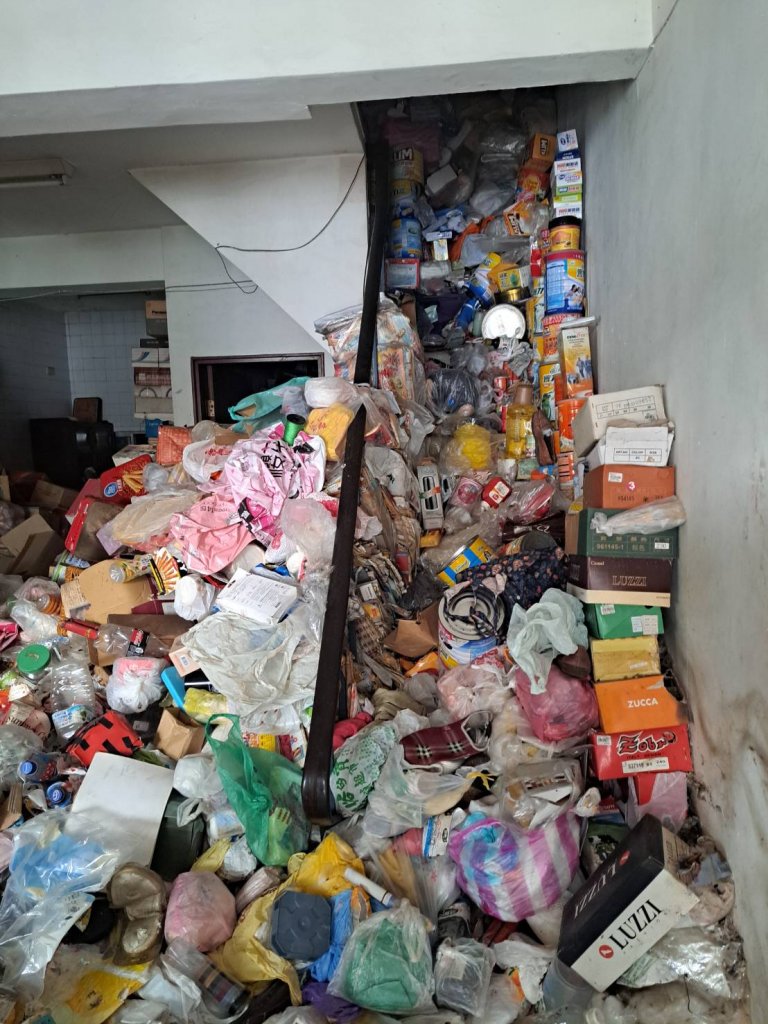北區公所攜手志工 協助居民清理屋內雜物 改善居住品質
