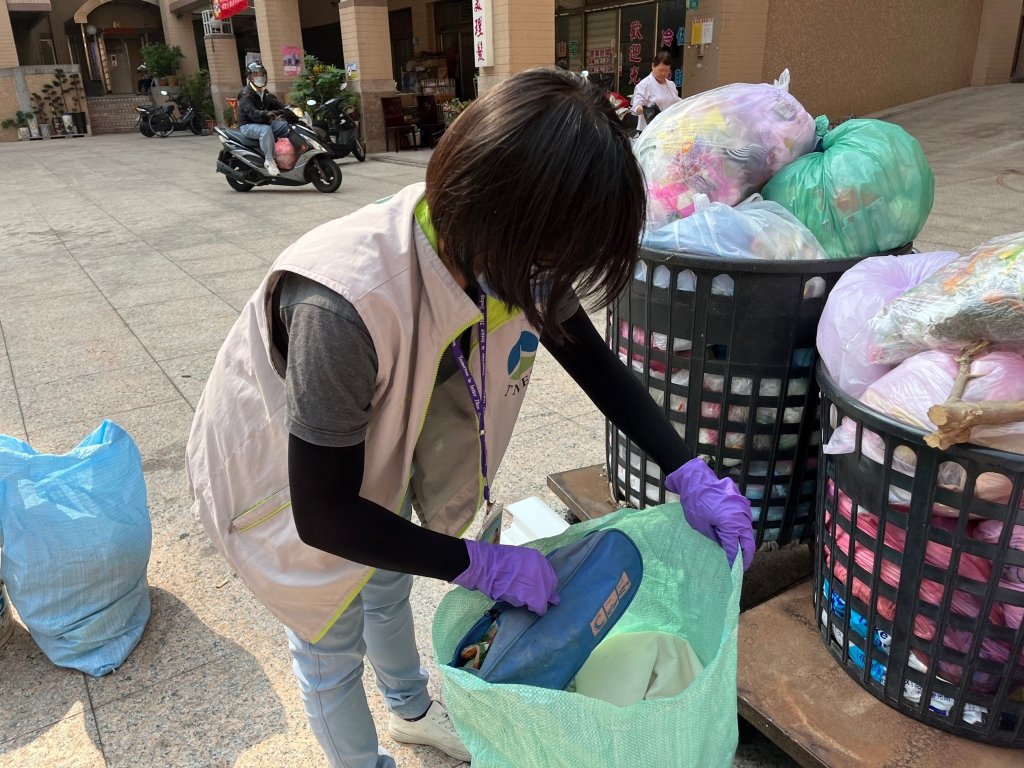 拚源頭減量 臺南市環保局加強破袋檢查增加回收成效