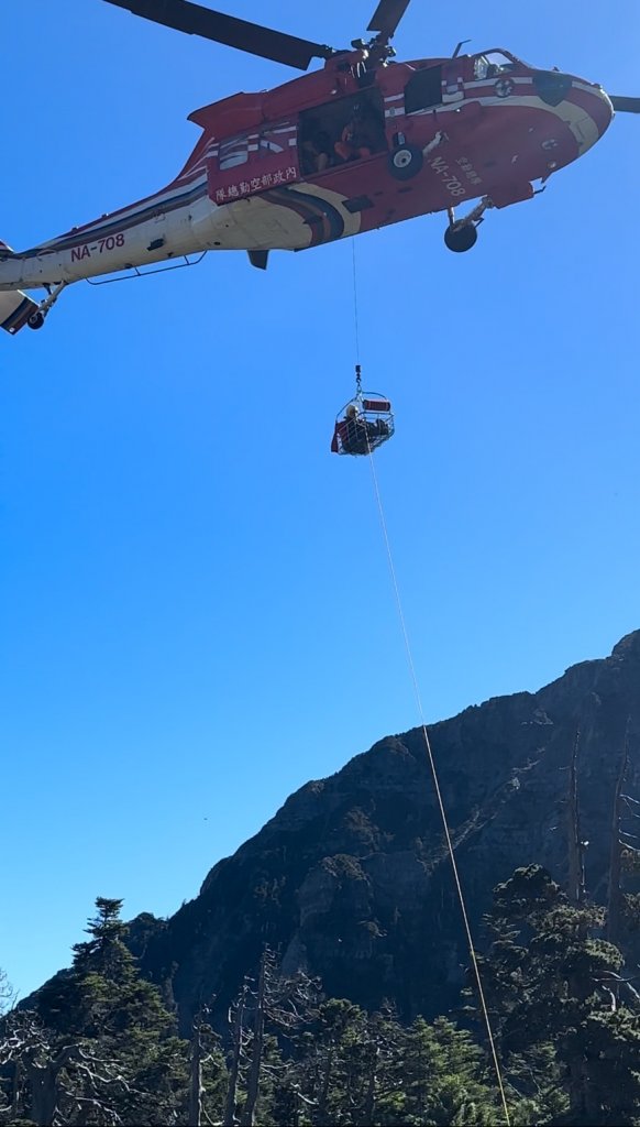翠池山屋碎石坡登山客跌倒 空勤直升機吊掛下山