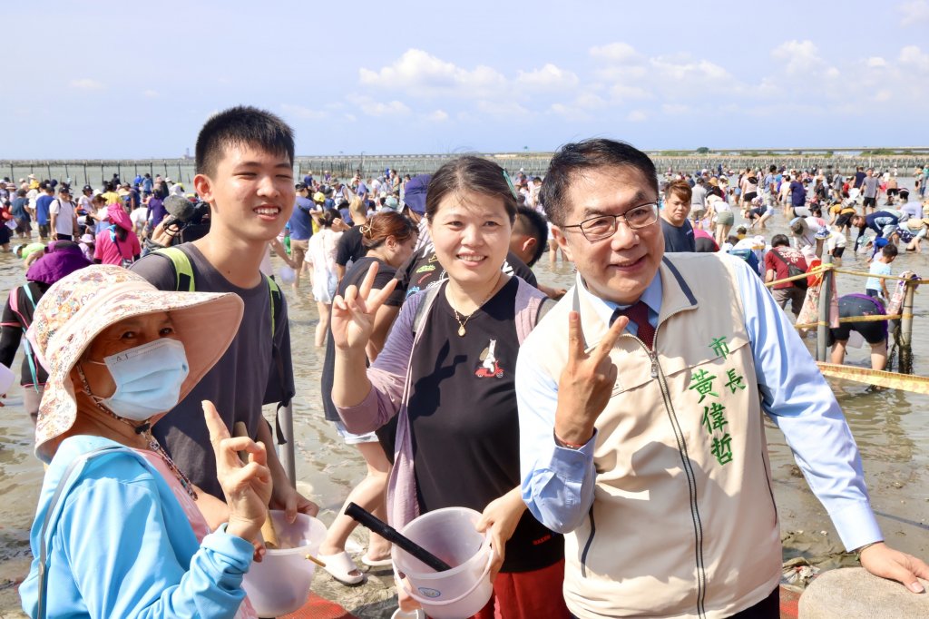 七股海鮮節親子開心體驗挖文蛤 黃偉哲邀民眾來台南玩過暑假