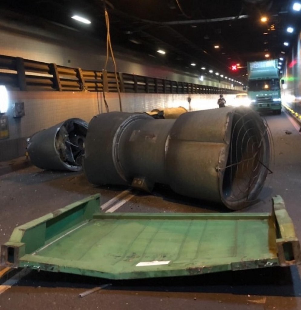 貨櫃車載運平板櫃 過港隧道內 撞落3台排煙風機