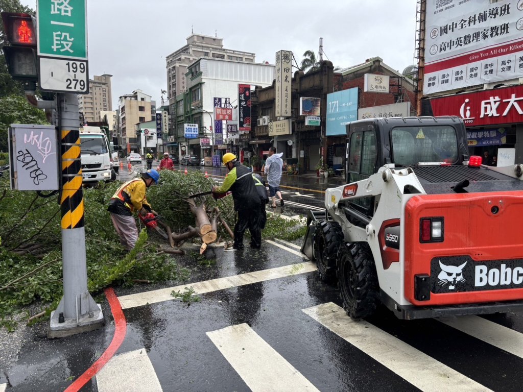 凱米致路樹倒招牌掉  臺南工務局緊急排除障礙恢復安全路況