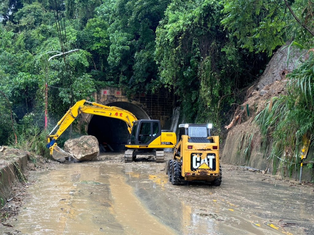 凱米颱風致路樹倒招牌毀 工務局全力動員 預計今晚全數排除