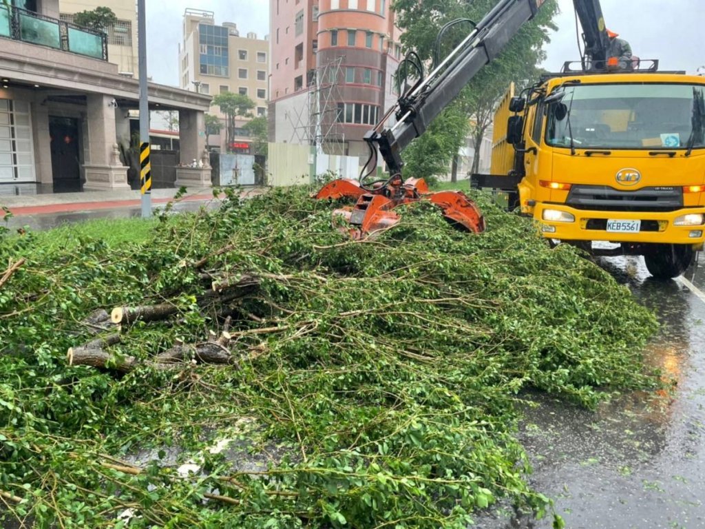 凱米颱風暴雨肆虐 南市環保局全力動員清運