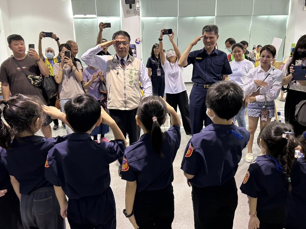 台南市小小警察體驗營登場 黃偉哲與小警察進行開訓儀式，盼學到守法觀念