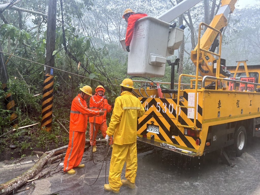 凱米颱風尾橫掃 台電台南區處及新營區處全力搶修盼盡快復電