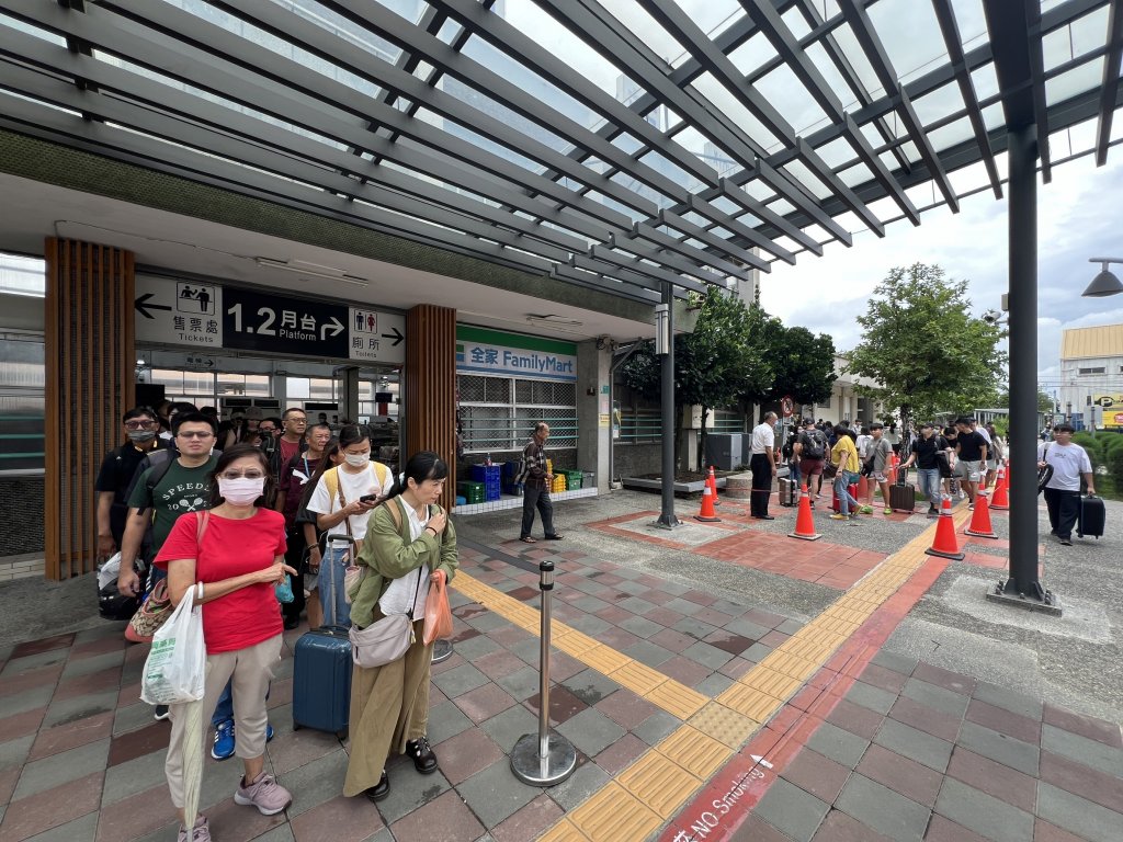 受凱米颱風影響台鐵新營至嘉義營運中斷改以公車接駁