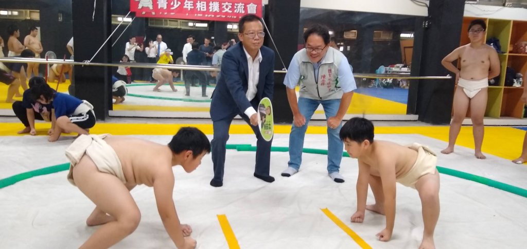 台日青少年相撲交流在台南延平國中道場登場 現場相當精彩
