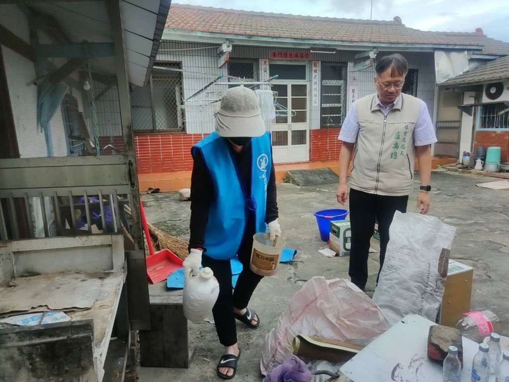 凱米颱風過後 志工協助災民重建家園 風雨見真情