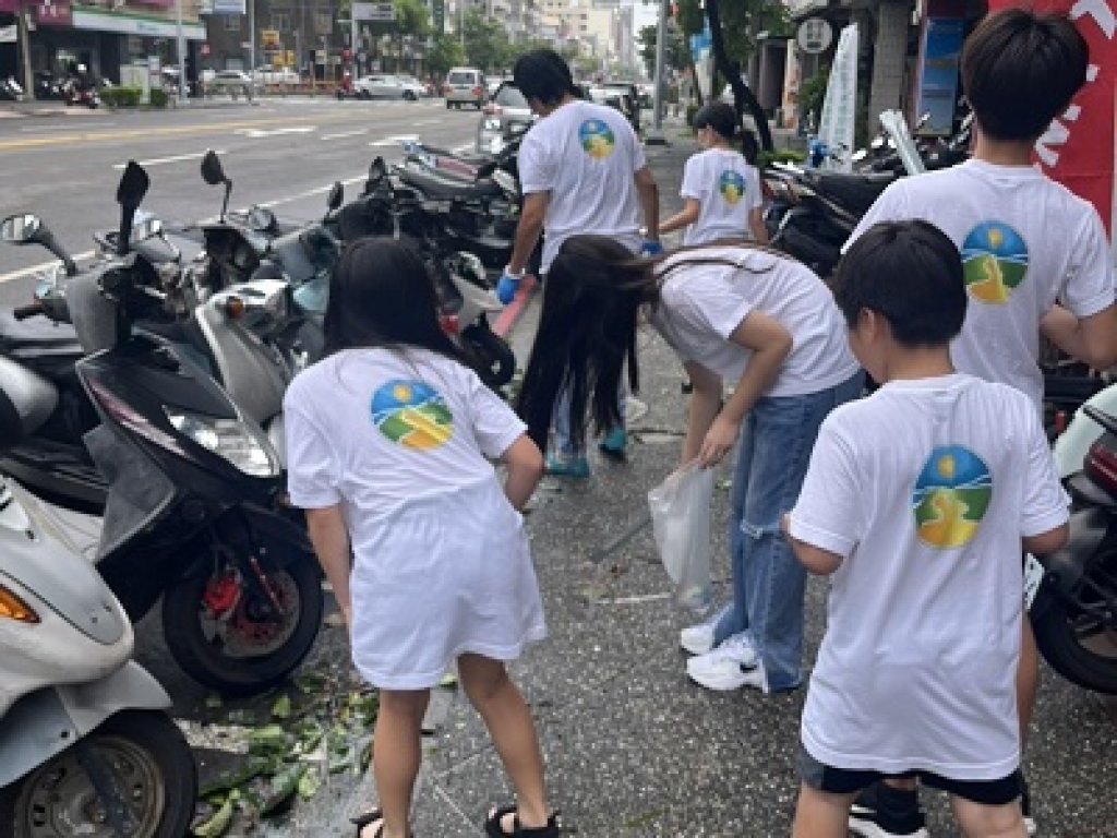  響應國際友誼日 凱米颱風後帶山達基領青年志工恢復市容 