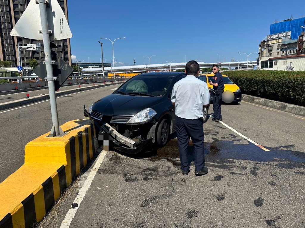 男子駕車自撞分隔島　酒測值0警方釐清原因