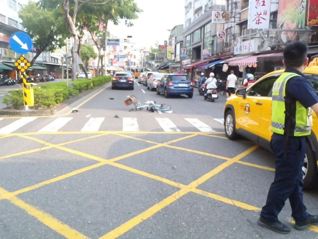 光華路重機與腳踏車碰撞 腳踏車騎士送阮綜合醫院 次日宣告不治