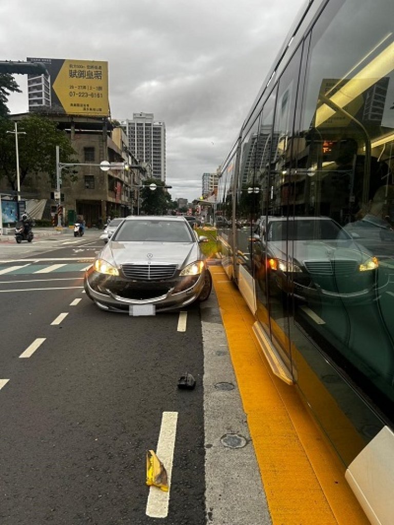 輕軌列車於大順路與鐵道一街口遭汽車擦撞