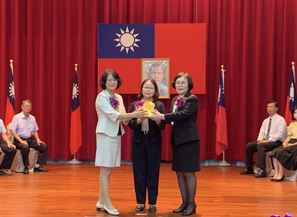 梁麗妍接任臺南郵局首位在地女局長