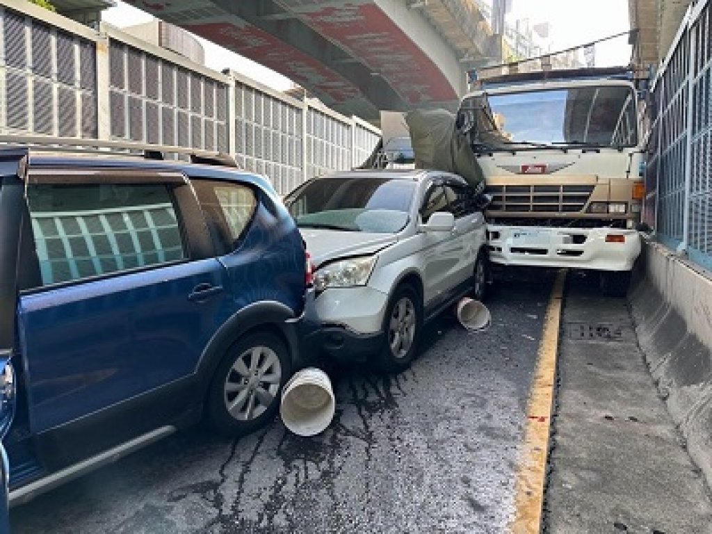 砂石車疑煞車失靈致8車連環事故  左營警全力排除 恢復交通順暢