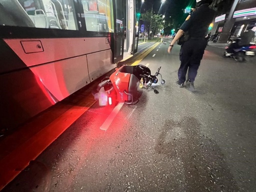  機車違規左轉撞輕軌，警方迅速排除