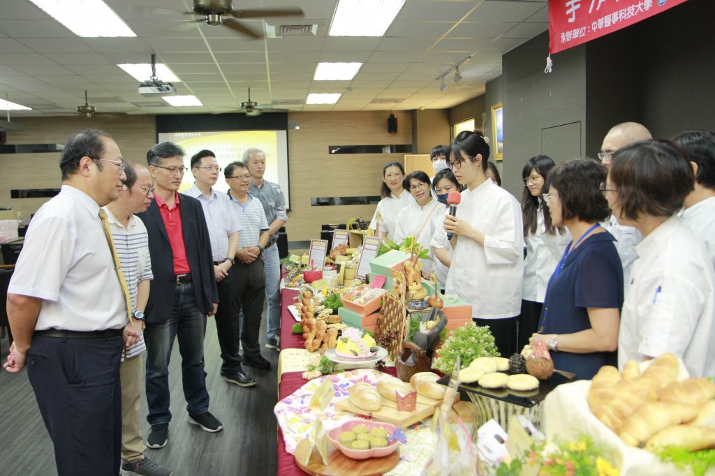 中華醫大手作烘焙技能訓練班結訓成果展創意 慶祝台南400年歷史以各式造型麵包、餅乾呈現手藝