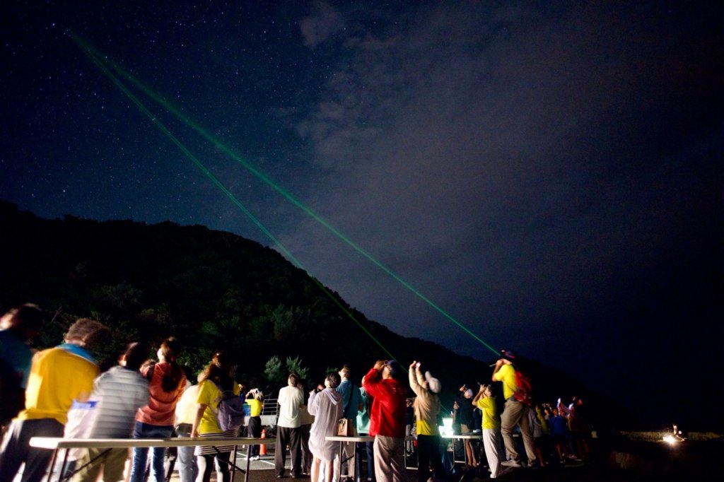 屏東史上最狂街頭天文活動　1500人佳樂水冒雨追紫金山彗星