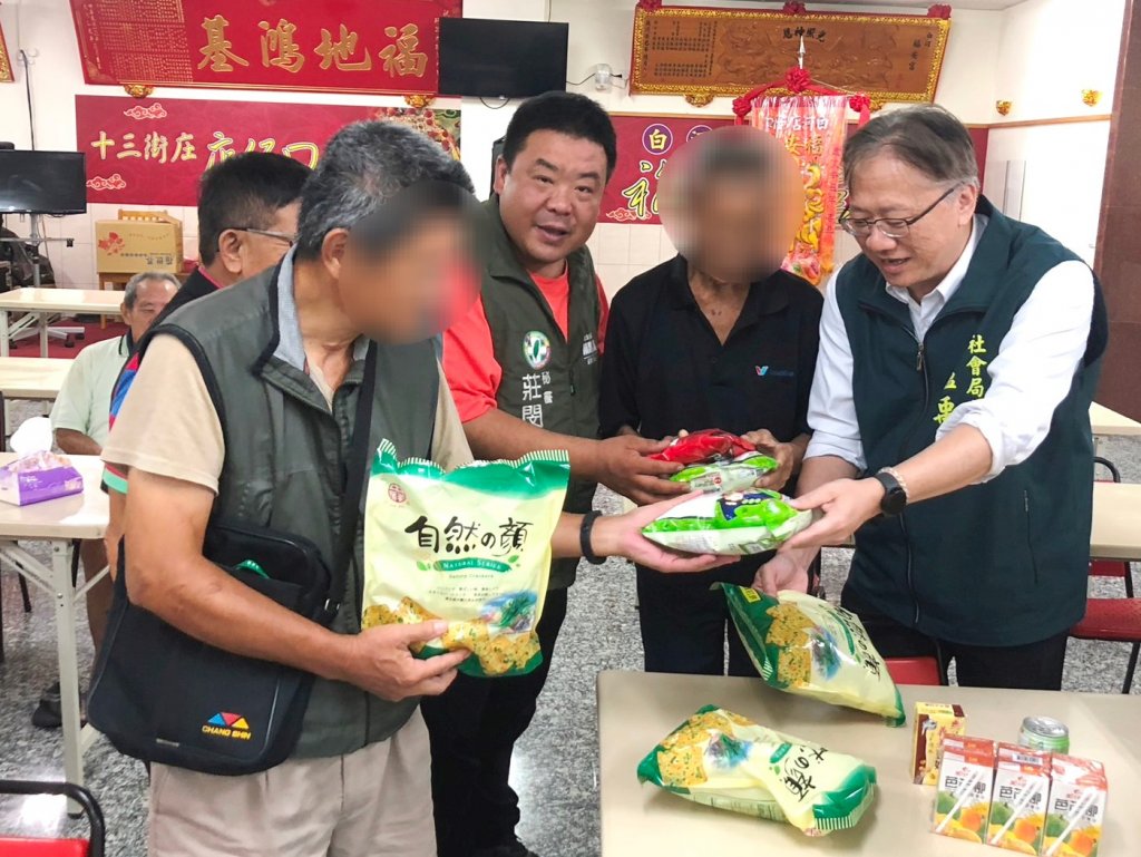 黃偉哲指示加強山陀兒颱風防災應變 社會局長前往白河、麻豆避難收容處所關懷撤離居民