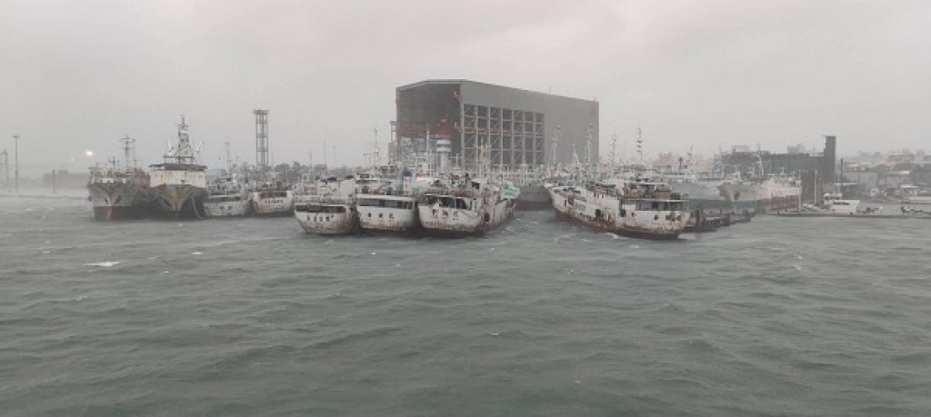 10月3日高雄港風雨情況加劇，多艘漁船自前鎮漁港斷纜漂航 中鋼機械所屬卸煤機倒塌