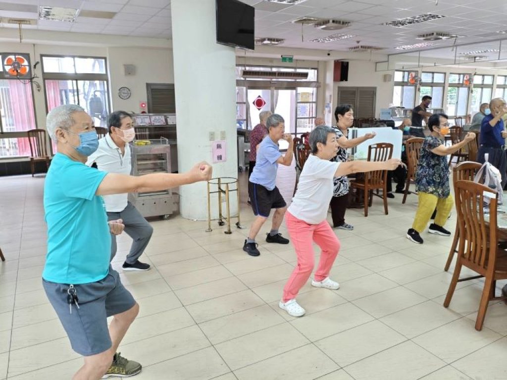 彰化榮家住民在颱風後　勤練具養生八段錦運動