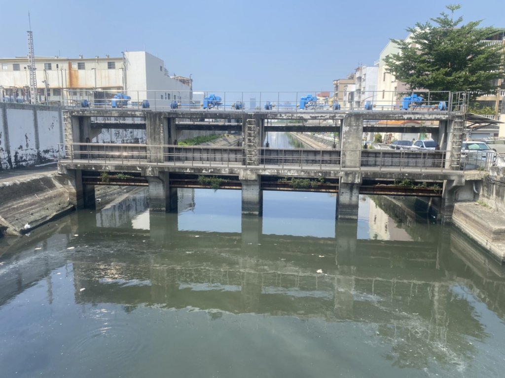 議員李啟維建議水利局 雨季結束了節流站的門應該關起來