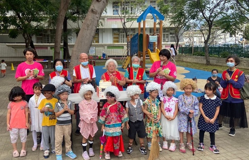   幼兒園幼童老化體驗  陪伴孤老歡度九九重陽節