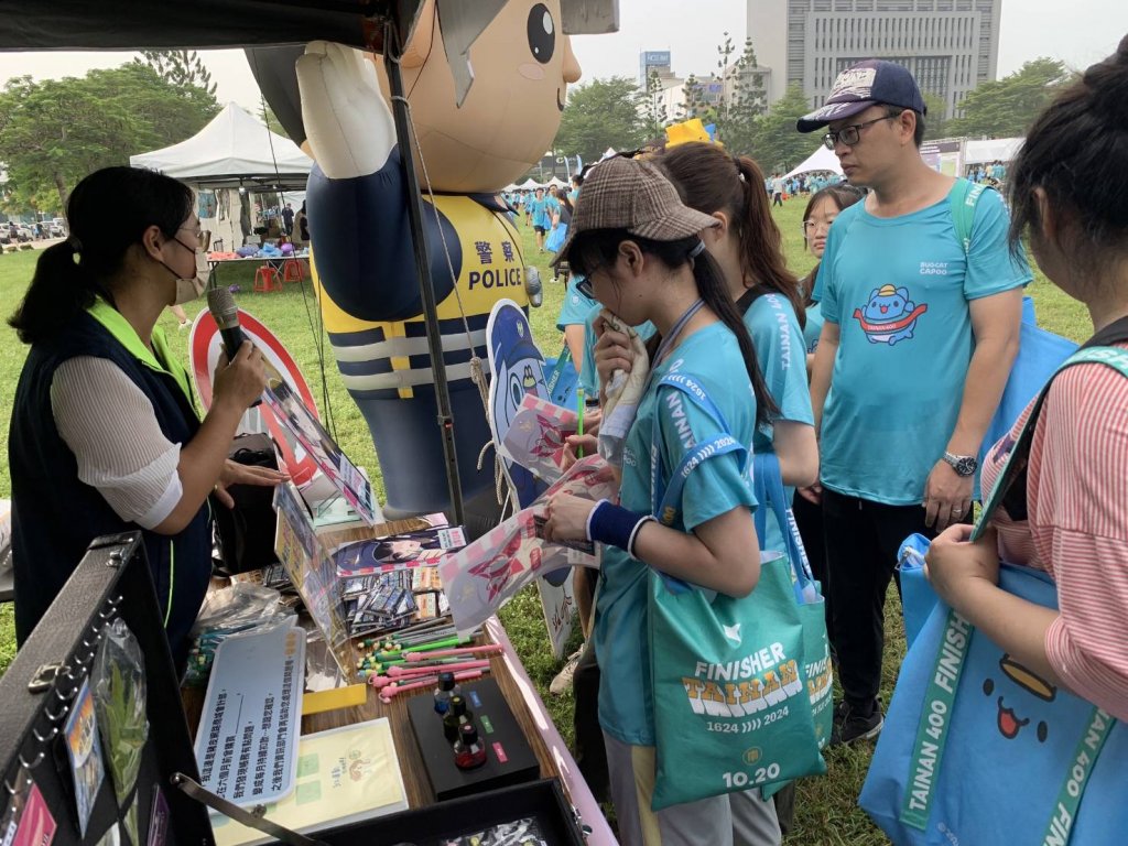 「跑出活力。齊心反詐」黃偉哲帶領警察大頭娃娃熱情應援全民趣味路跑活動