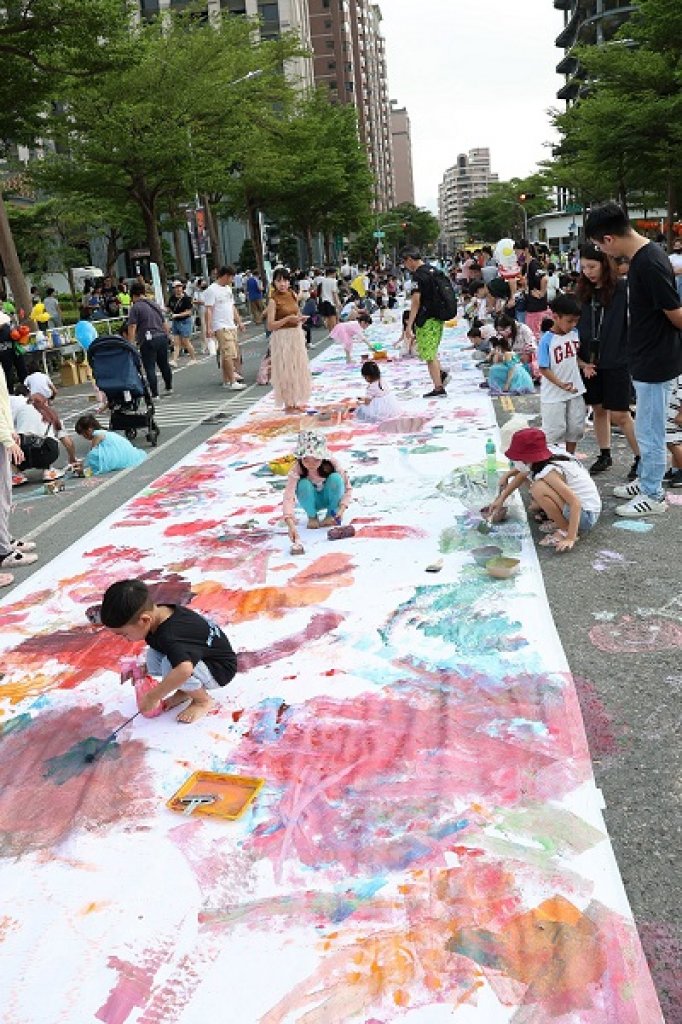 高雄萬聖節熱鬧又鮮豔 大小朋友創意塗鴉留下美好回憶