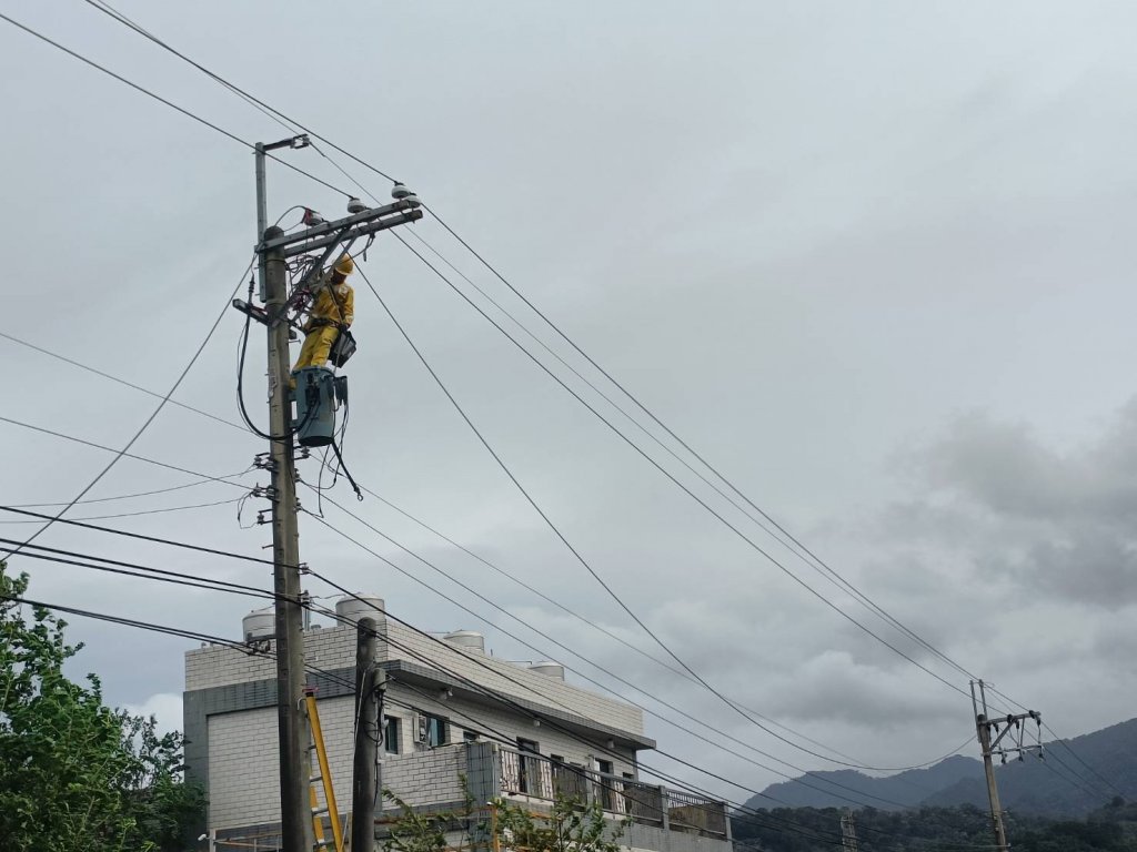 「康芮」颱風遠離 台電持續動員人力搶修 力拼今日全數復電