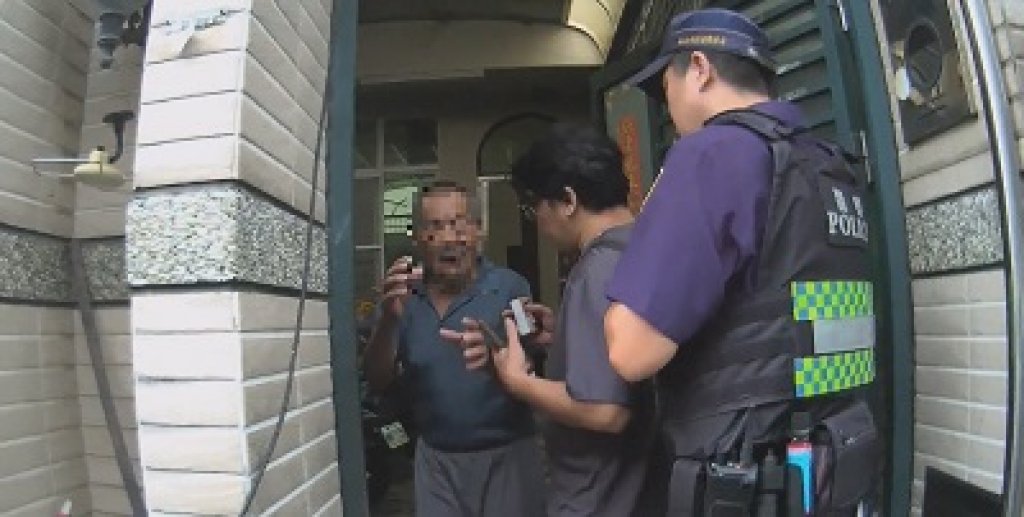  颱風天迷途 小港暖警協助迷失老人返家