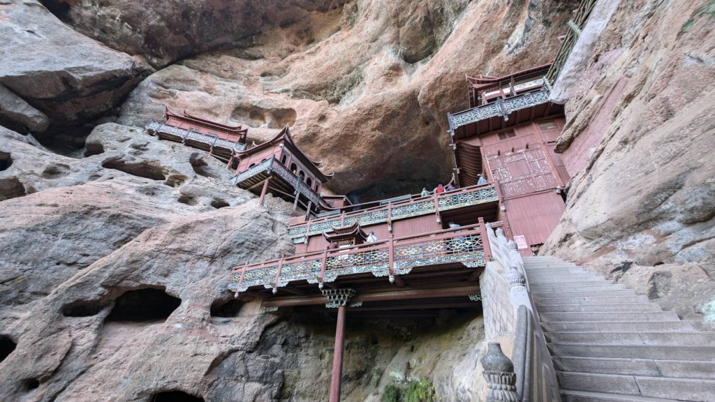 福建三明市泰寧某露寺是座懸空寺  其建築工法被帶至日本被譽為大佛樣