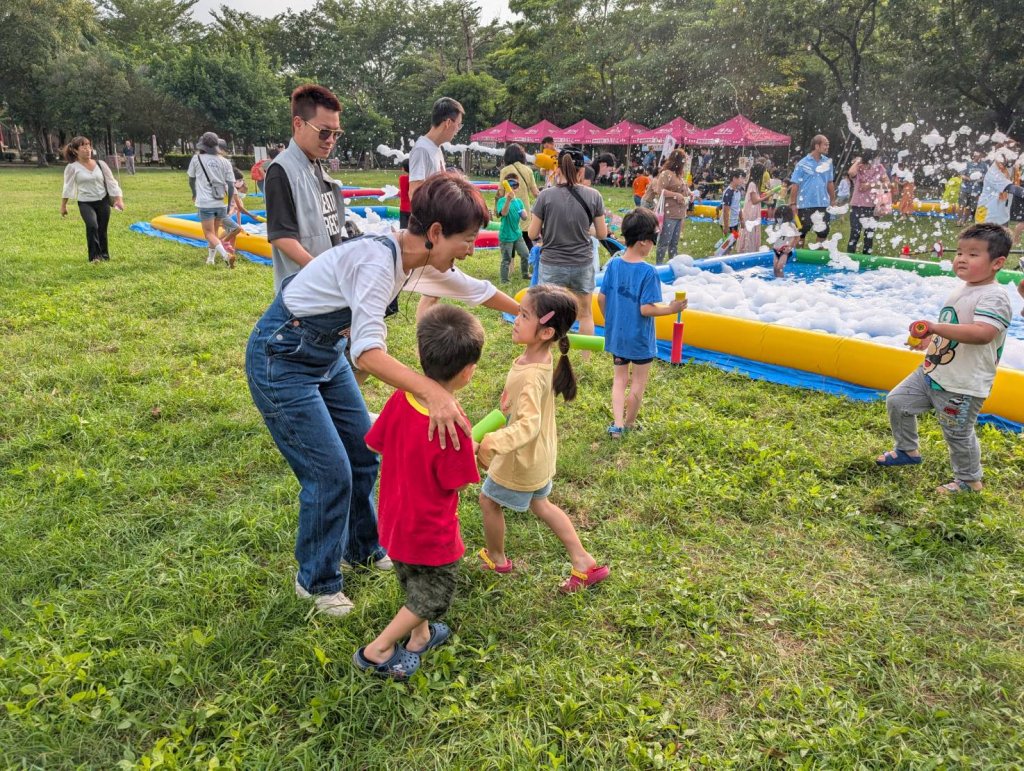 水萍塭公園親子爆場嗨翻天 陳亭妃邀鄉親開箱「妃妃姐姐親水萌樂園」 