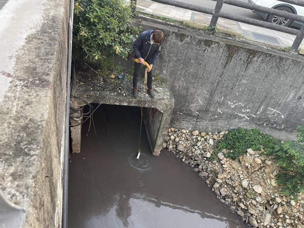 蘆竹區大坑溪染紅 桃園市環保局迅速抓元凶