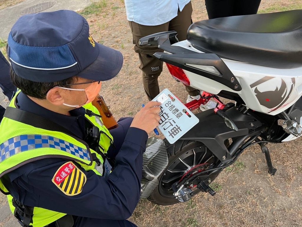 微型電動二輪車全面掛牌正式上路 南警加強取締宣導併行