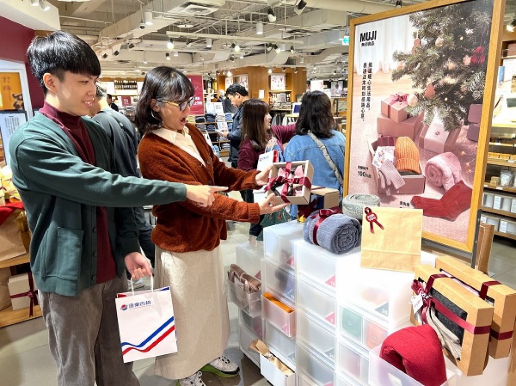 高雄大遠百 歡樂耶誕購物嘉年華  聖誕團聚開趴 聖誕交換禮物首選  百貨服飾滿5000送500、4大銀行全館單筆分期刷6600送200