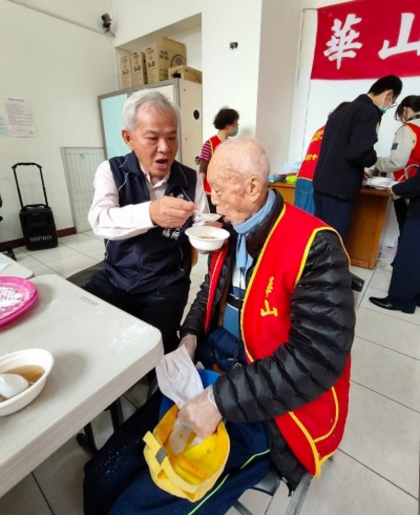 冬至前夕送暖　前鎮區長攜手華山千歲團搓幸福湯圓