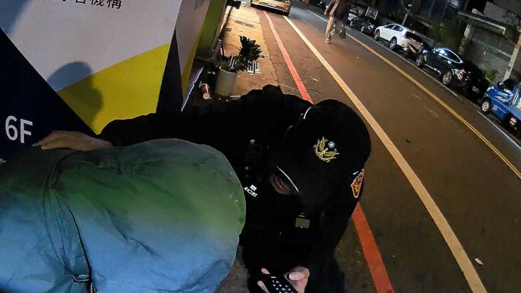 寒夜臥路旁醉到不省人事 桃警主動關懷送他返家