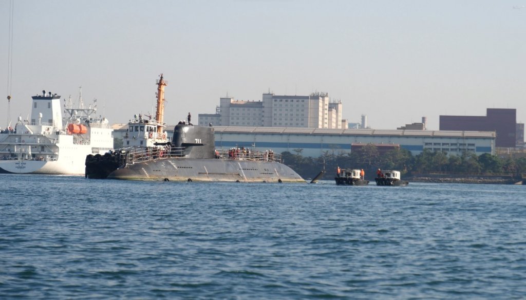 潛艦國造原型艦海鯤軍艦 移船入塢測試作業