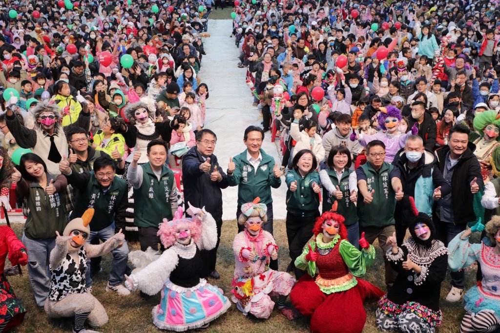 紙風車劇團《雞城故事》臺南永華市政中心登場 黃偉哲與親子觀眾歡樂共賞