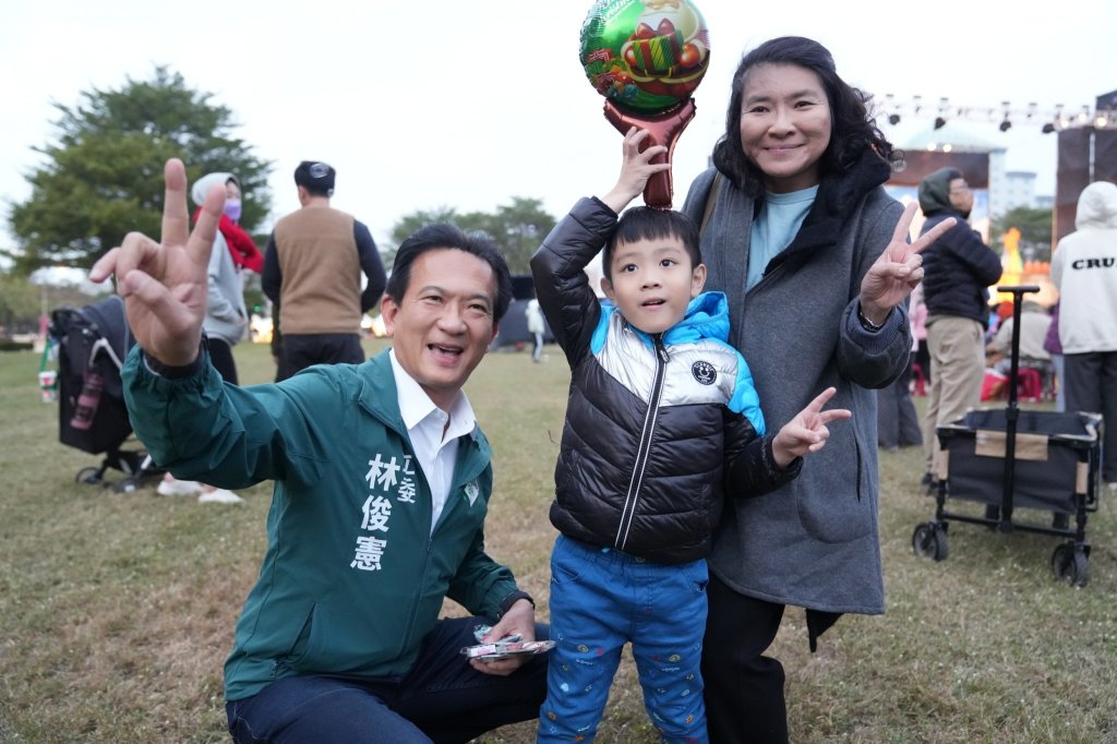 紙風車雞城故事歡樂開演 林俊憲與大小朋友共度溫馨聖誕前夕