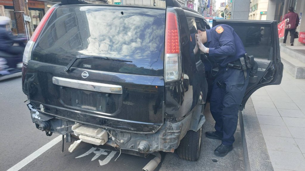 無視民眾安全駕車狂奔 警網圍捕到案員警怒斥通緝男