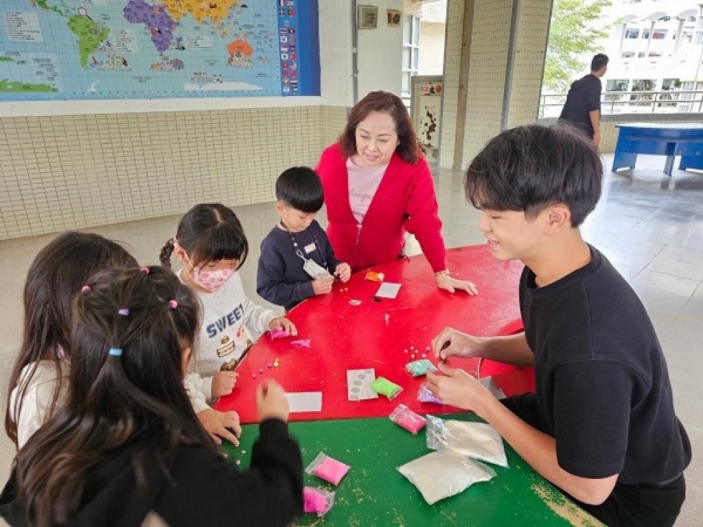 高雄大學通識教育陳靜儀師生  陪伴援中國小學童 體現「服務學習」精神