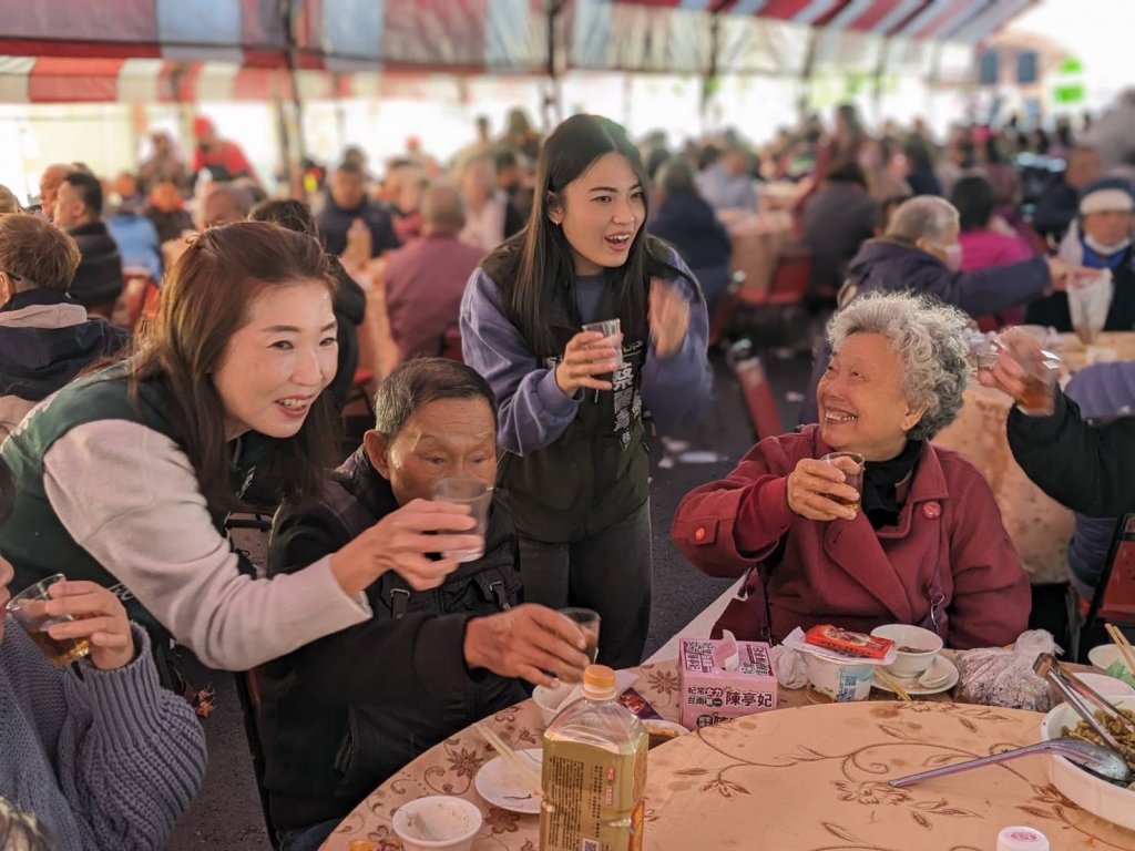 台南市慈善會舉辦歲末愛心餐會 上百桌低收入戶圍爐領紅包