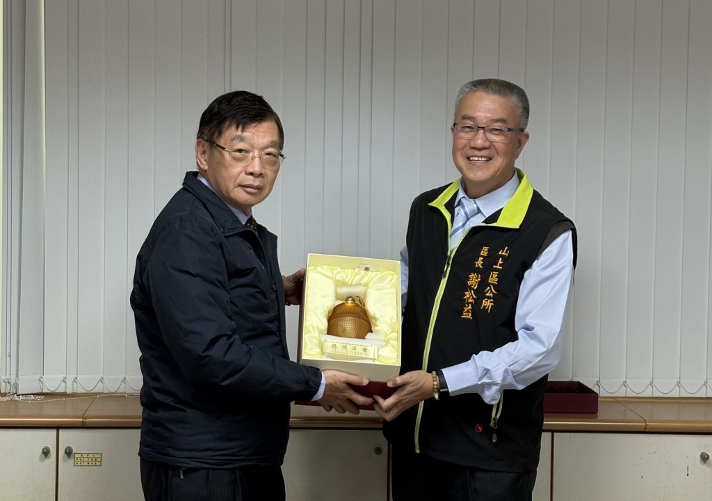 山上區長謝松益退休 南市府致贈獎牌祝福榮退