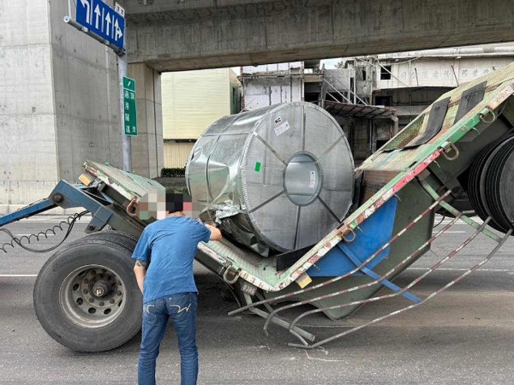  鋼捲壓斷拖板車 毀損柏油路面