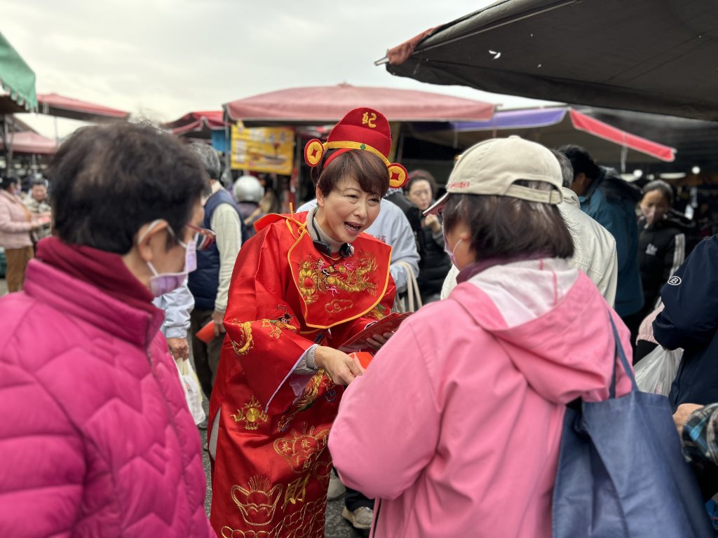 陳亭妃化身妃妃財神爺善化牛墟市場正式亮相向市民拜年