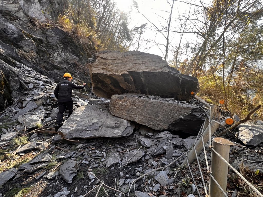 嘉義地區強震影響大鹿林道東線7.6K 坍崩事故公告