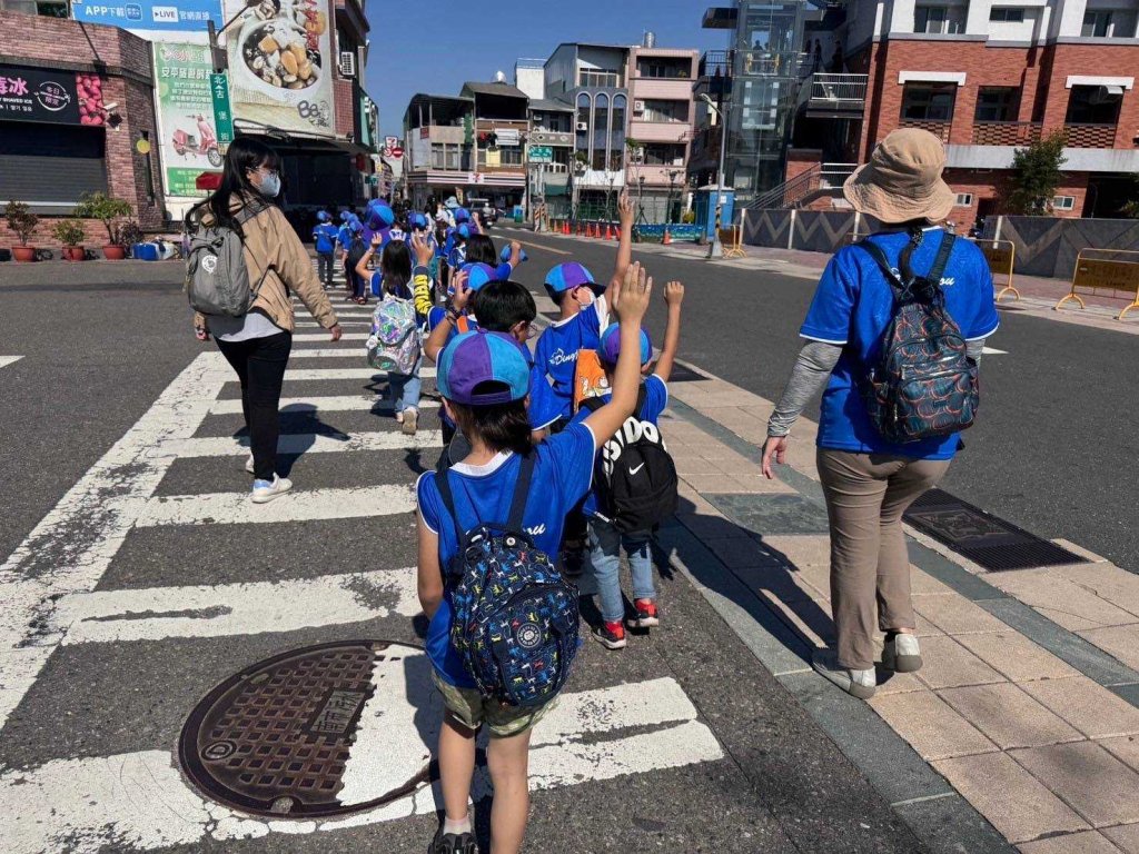 「高高舉起手，請你看見我」南市教育局推動學童「舉手過馬路」安全運動