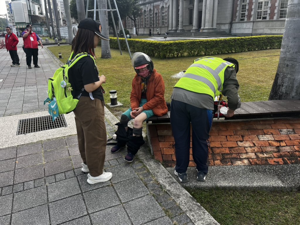 童軍有義，扶助車禍受傷民眾